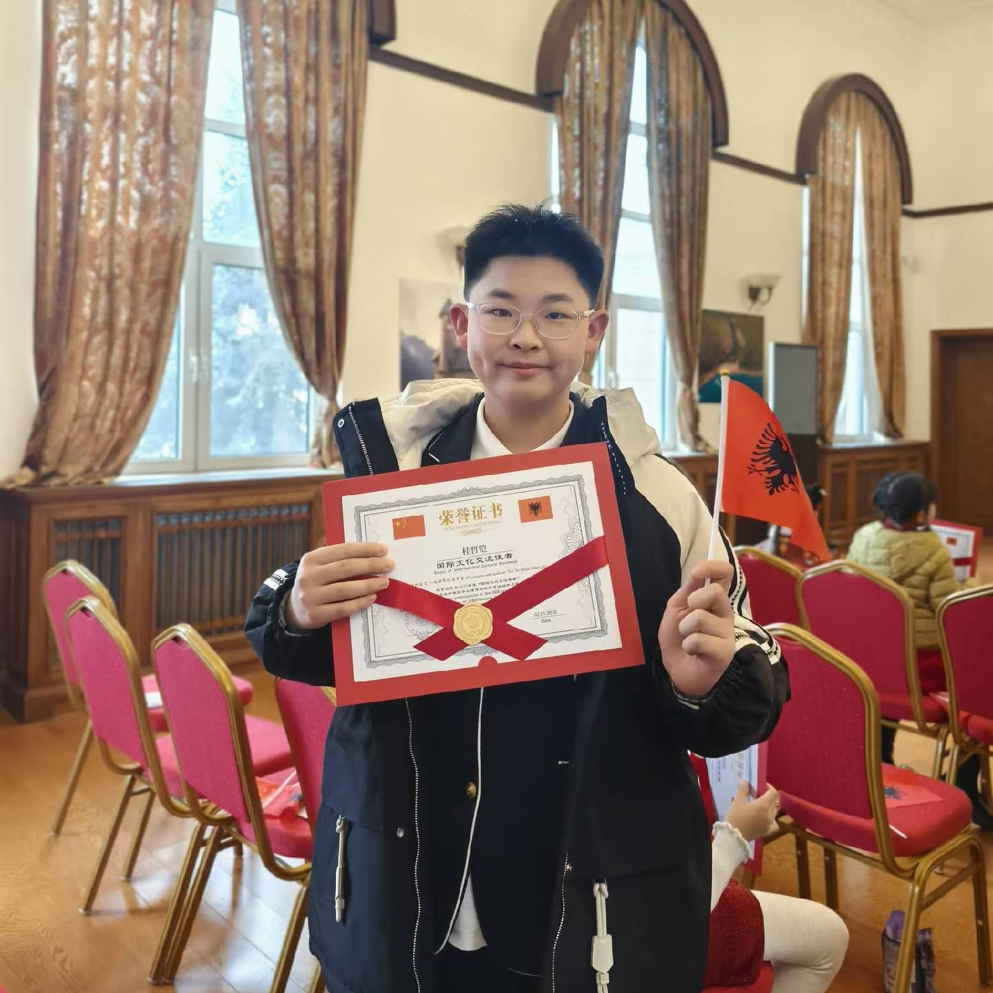 恭喜桂哲铠同学荣获“小小外交官”殊荣，亮相阿尔巴尼亚驻华大使馆，绽放少年风采！
